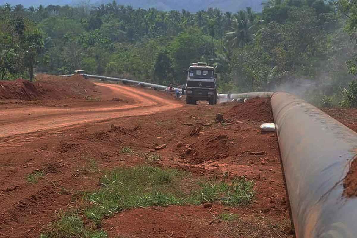 ဓာတ်ပုံ၊ကံပေါက်ဒေသရှိဓာတ်ငွေ့ပိုက်လိုင်းပြုပြင်နေသောပုံဟောင်း။