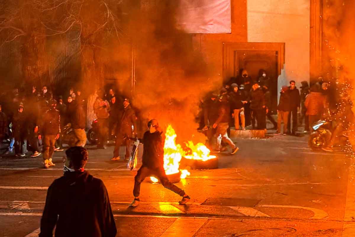 အီရန်တွင် ဆန္ဒပြသူများကို ဆေးကုပေးသည့် ဆရာဝန်များ ဖမ်းဆီးခံရ