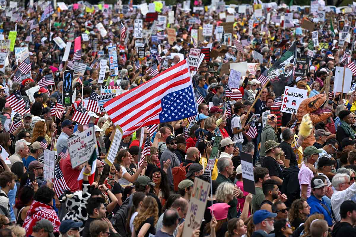 ထရမ့်က နိုင်ငံကိုလမ်းမှားသို့ ပို့ဆောင်နေကြောင်း အမေရိကန်အများစု ယူဆ