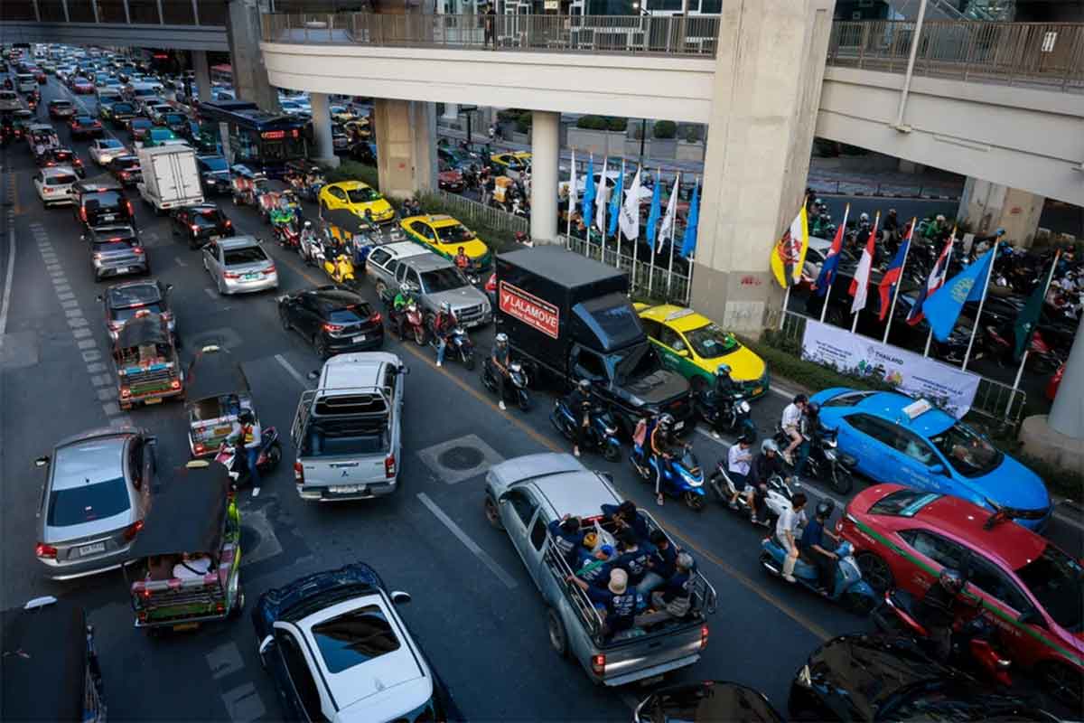 အစိုးရဝန်ထမ်းများ အိမ်မှနေ၍အလုပ်လုပ်ရန် ထိုင်းအစိုးရညွှန်ကြား