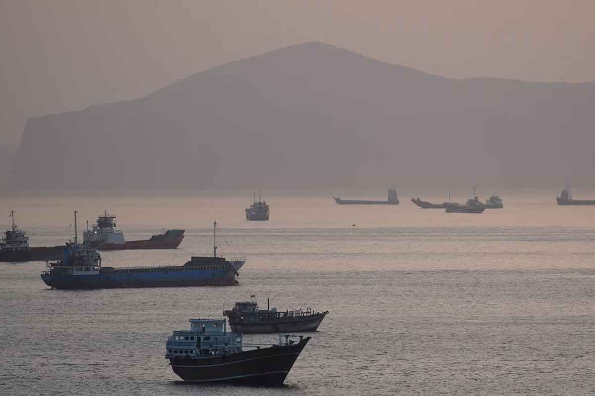 ဟော်မုဇ်ရေလက်ကြားအတွင်း ပိတ်မိသည့် သင်္ဘောများကို လမ်းပြခေါ်ဆောင်မည်ဟု ထရမ့်ပြော