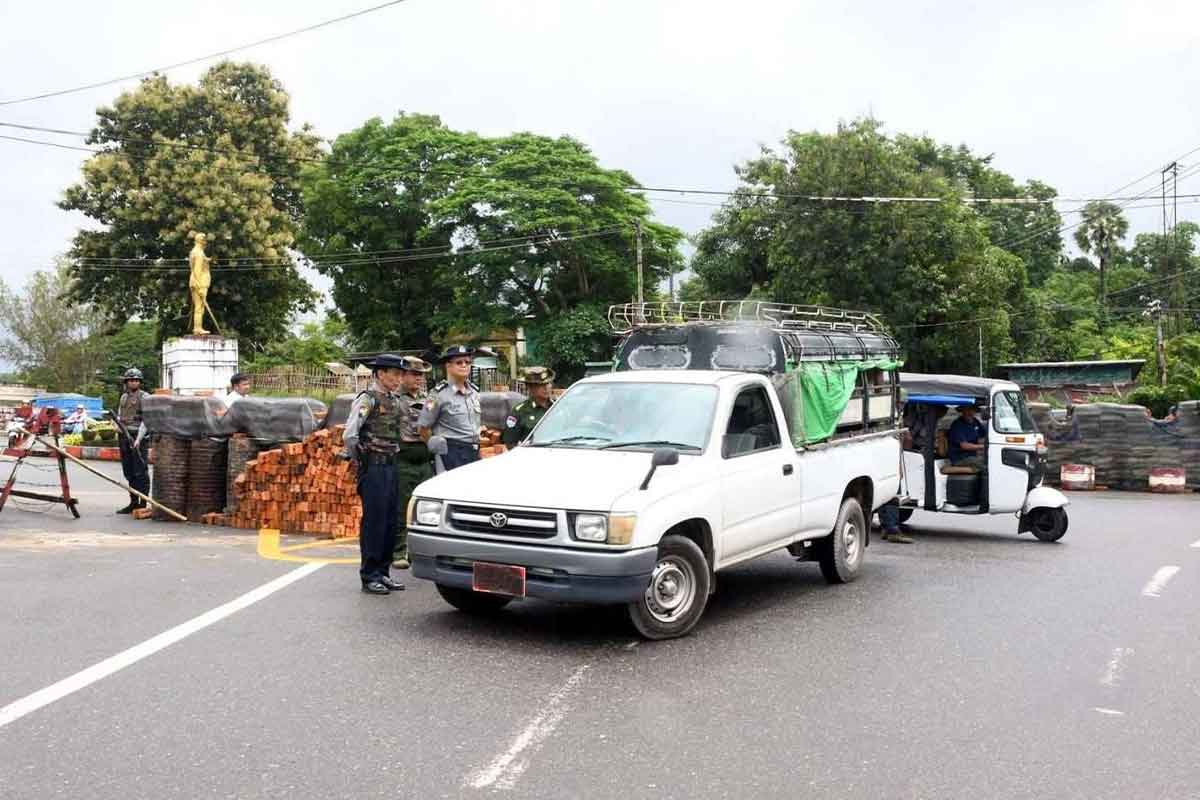 လောင်းလုံးတွင် စစ်ကြောင်းထိုးနေသည့် စစ်အာဏာရှင်တပ် အရပ်သားကားများကို ချောဆွဲ